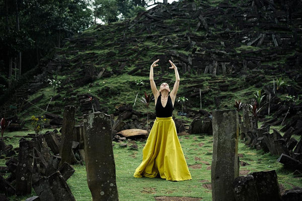 Lisa Stertz: Performance: Whirling at Gunung Padang, Java, Indonesien, Foto: Dani Huda, Februar 2020